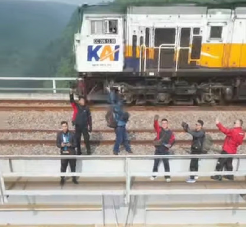 kai daop 2 bandung larang masyarakat masuki area terbatas perekeretaapian demi keselamatan kai daop 2 bandung larang masyarakat masuki area terbatas perekeretaapian demi keselamatan