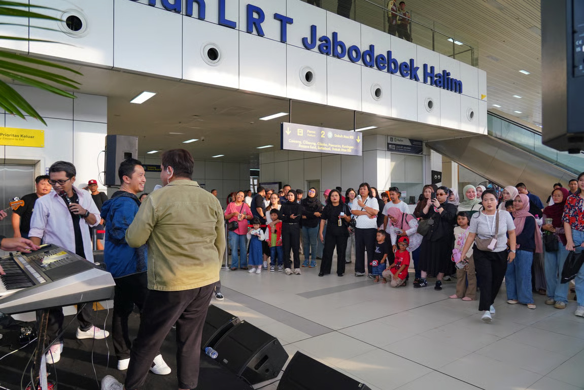 lrt jabodebek music on track, hadirkan pengalaman perjalanan yang lebih seru di stasiun halim lrt jabodebek music on track, hadirkan pengalaman perjalanan yang lebih seru di stasiun halim