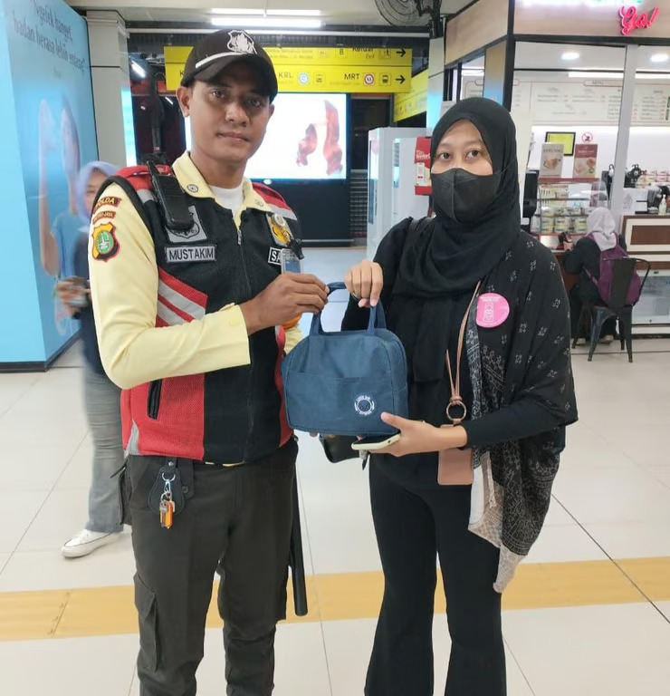 mobilitas tinggi picu kelalaian, puluhan barang tertinggal setiap hari di lrt jabodebek