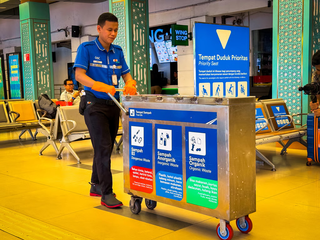 mulai dari stasiun pasar senen, kai daop 1 jakarta bangun budaya pilah sampah bersama pelanggan