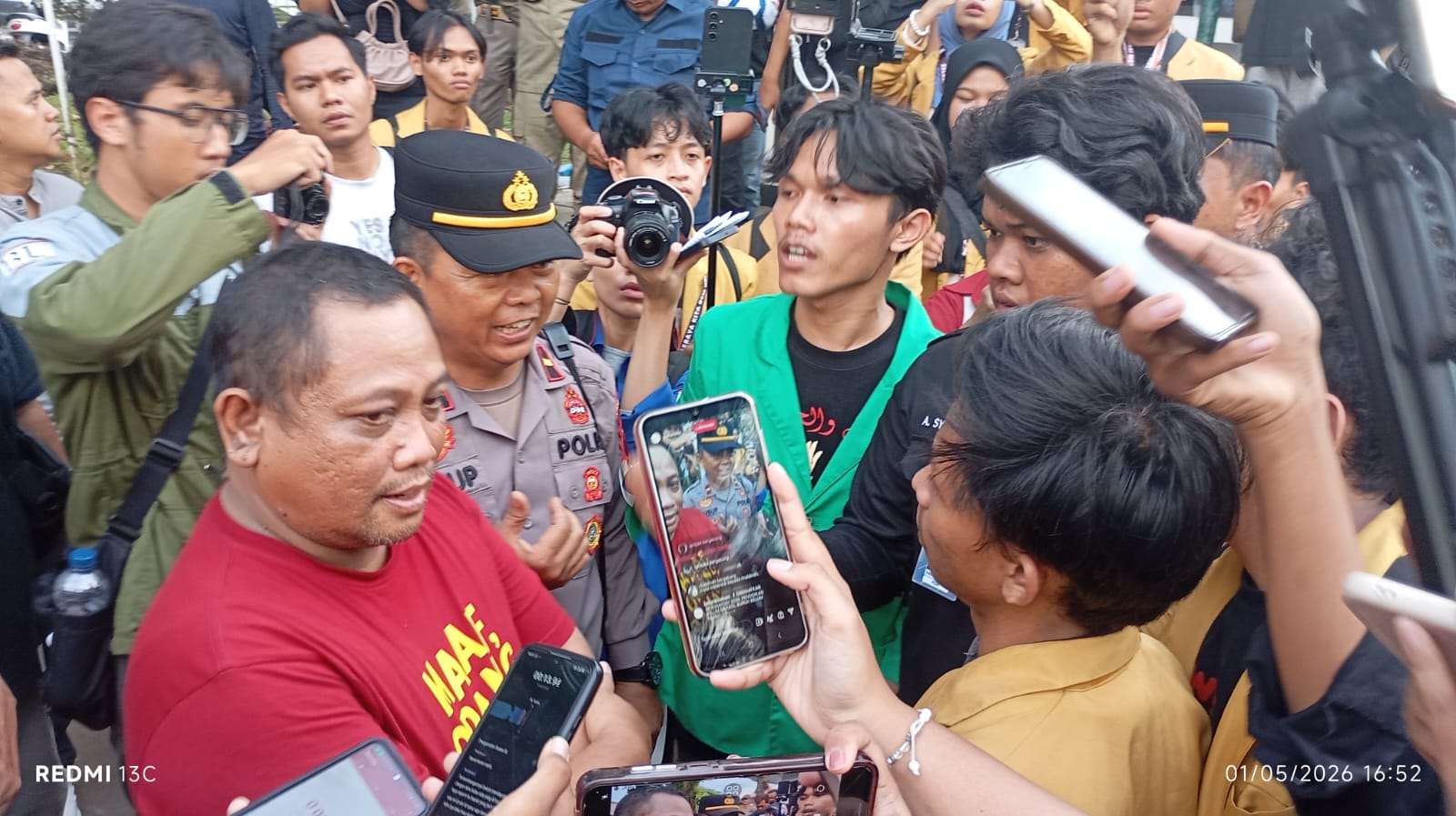 plt kadindik mewakili bupati banyumas saat menemui masa demo may day