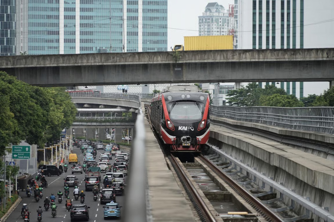 transportasi publik jadi pilihan masyarakat menuju berbagai destinasi di jabodebek