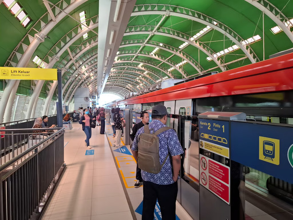 228 ribu orang pilih lrt jabodebek untuk wisata dan aktivitas kota