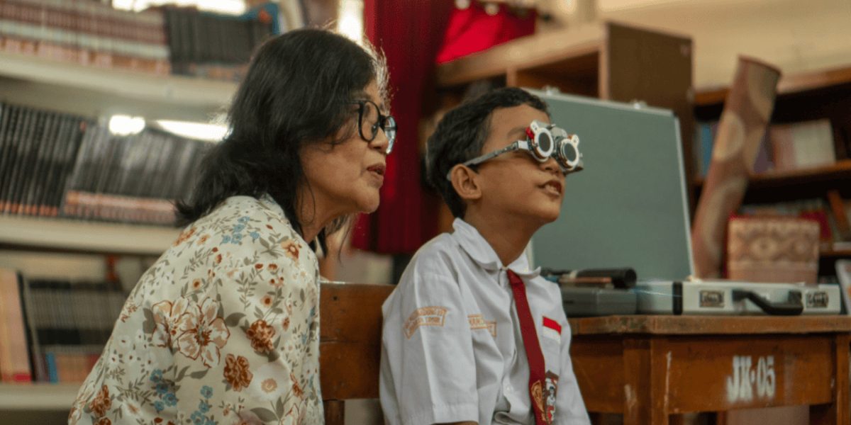 dia tak bisa melihat tulisan di papan tulis, 1.720 orang dalam program #melihatmasadepan memilih untuk mengubah itu (1)