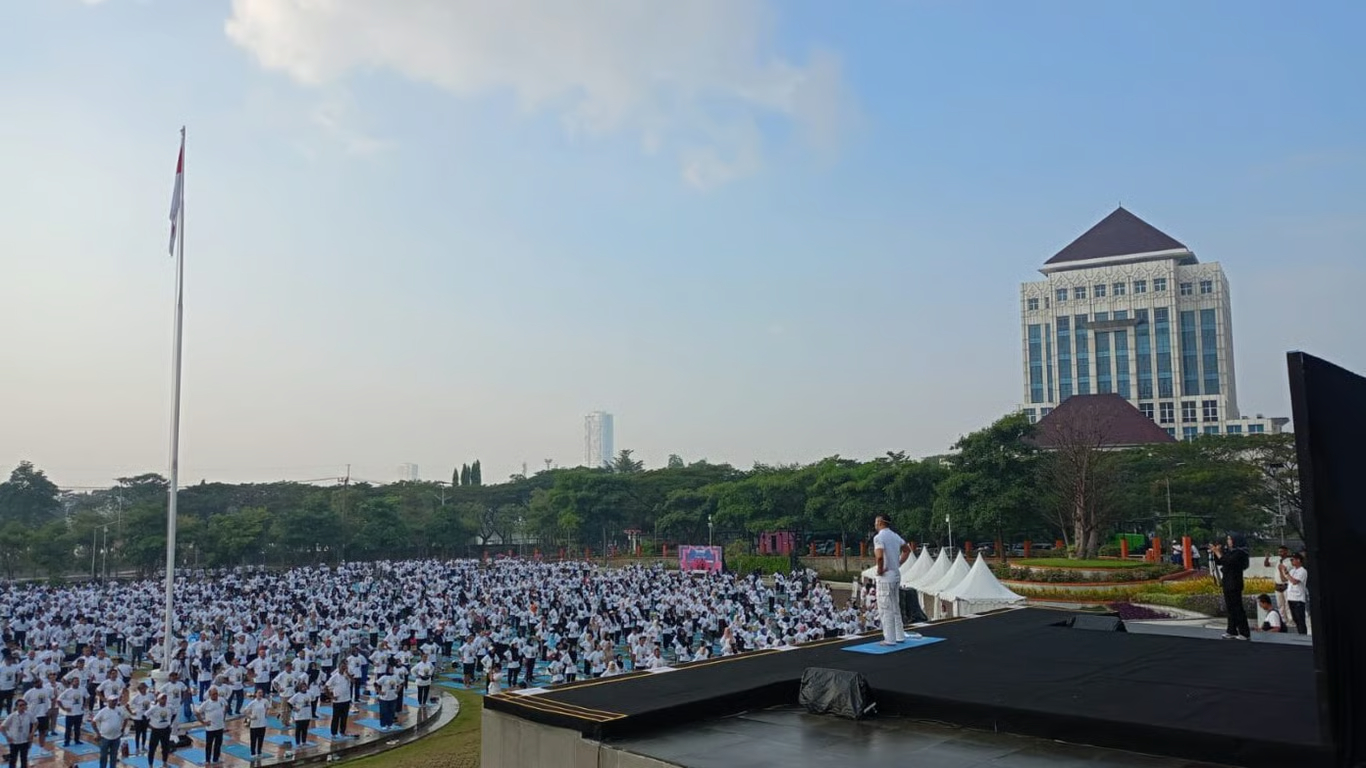 didukung embassy of india, unesa pecahkan rekor muri dengan peserta disabilitas terbanyak dalam yoga bersama