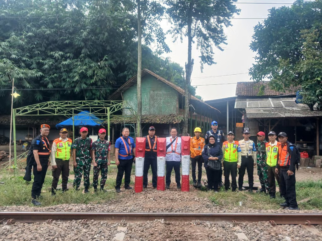 kai daop 1 jakarta tutup perlintasan sebidang liar di tangerang, perkuat upaya peningkatan keselamatan perjalanan kereta api