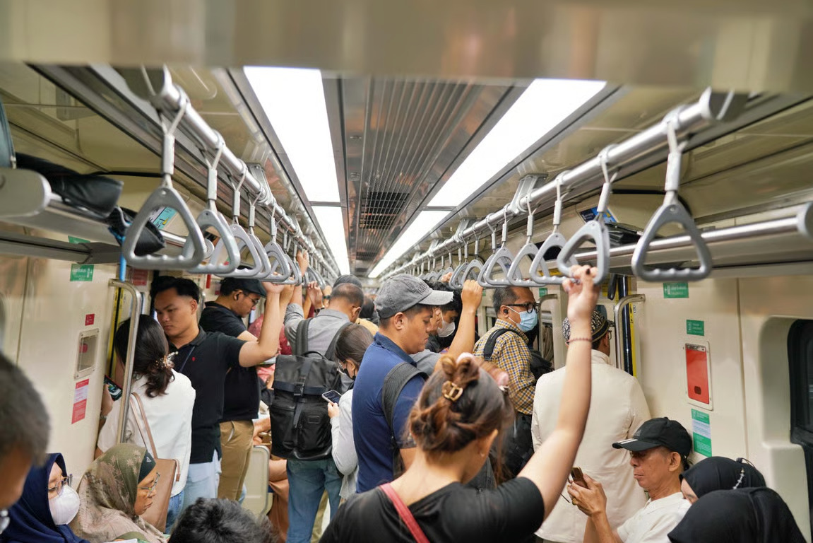 klb uji coba lrt jabodebek mulai dimanfaatkan pengguna pada jam sibuk pagi