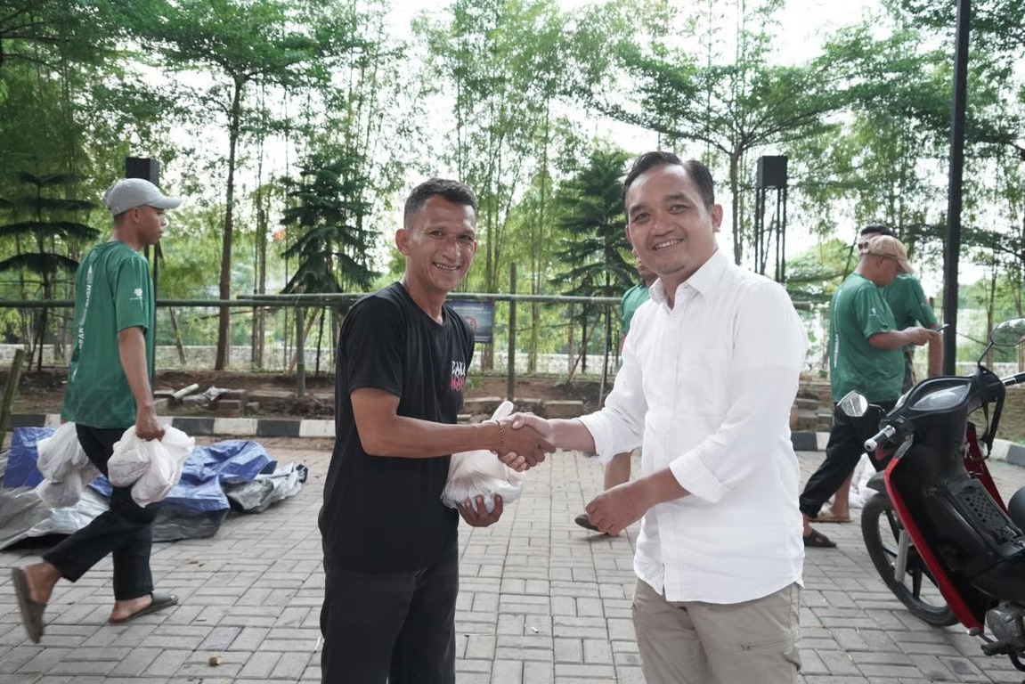 momen iduladha, lrt jabodebek distribusikan daging kurban kepada warga & yayasan sekitar operasional