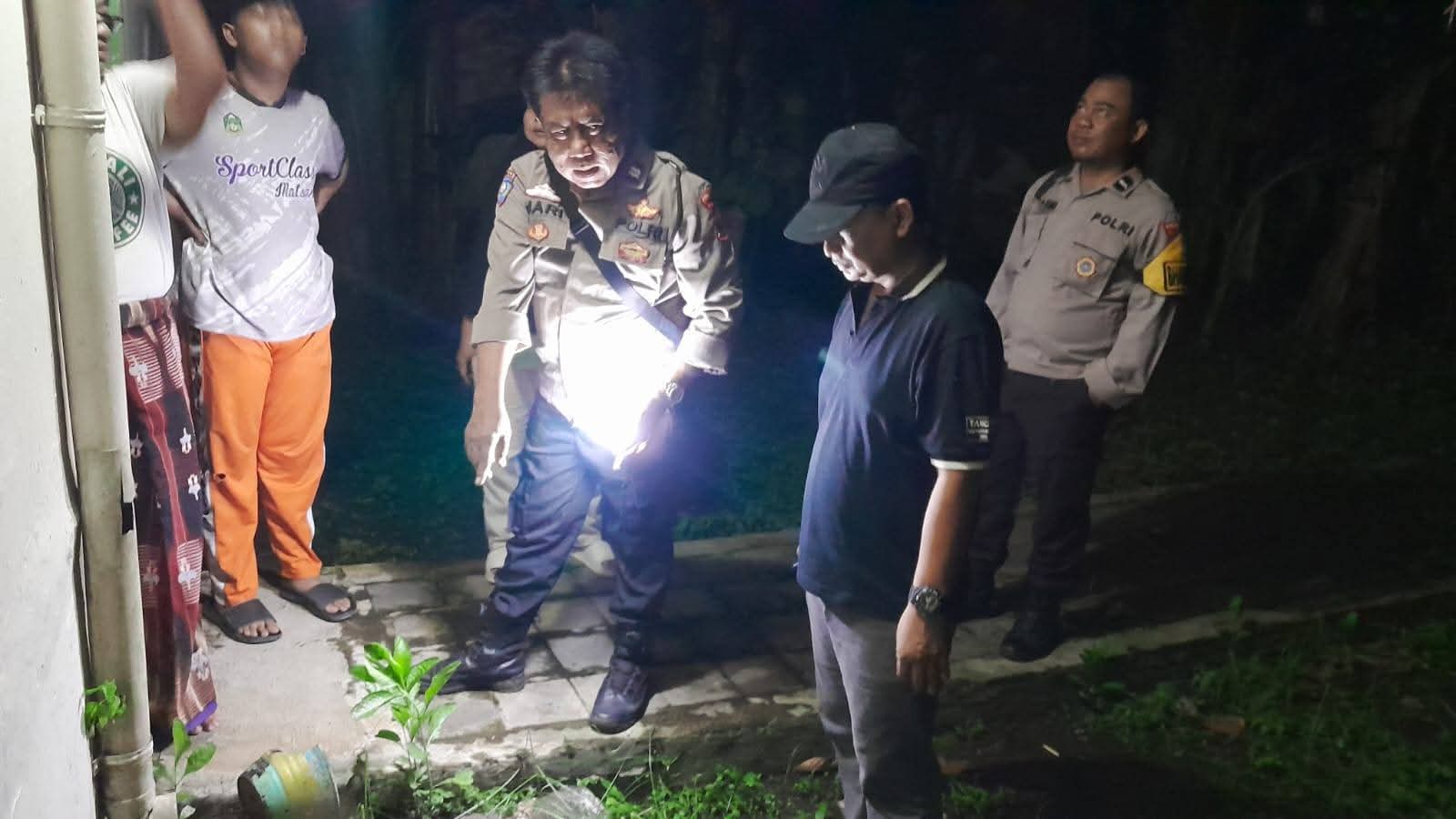pengecekan sampai ke belakang rumah pengecekan sampai ke belakang rumah