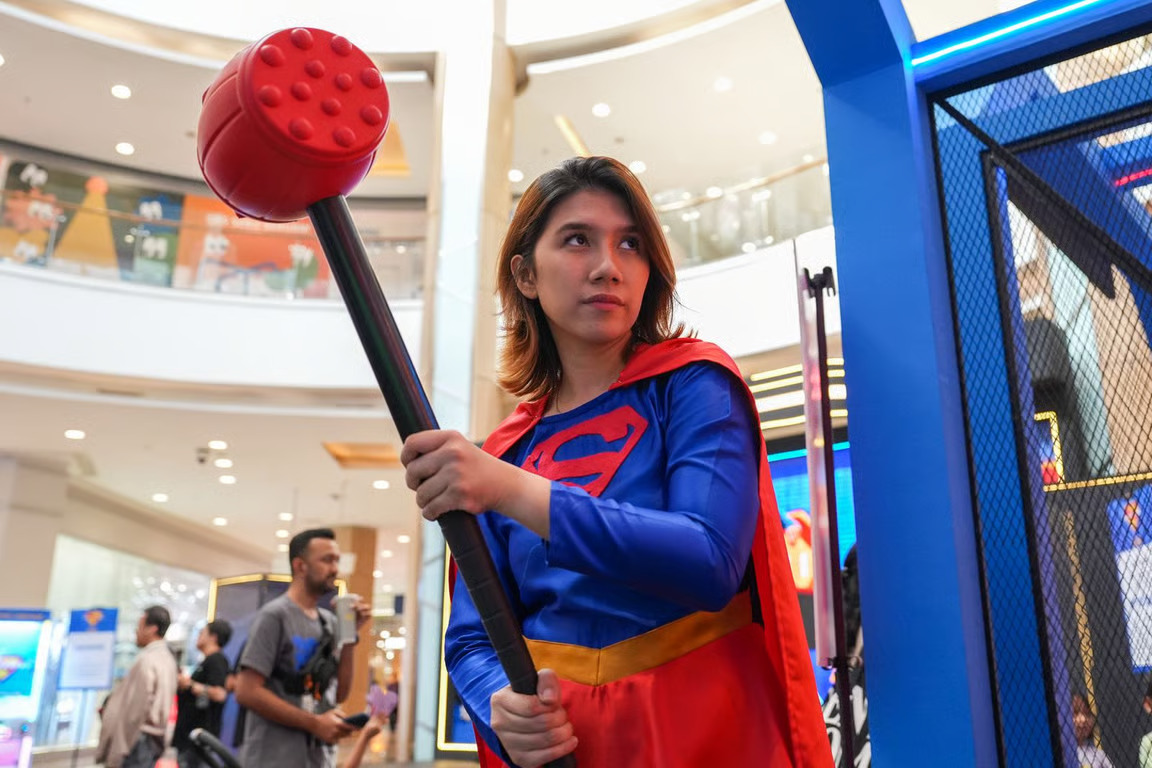 supergirl hadir di grand galaxy park mall, petualangan siap dimulai