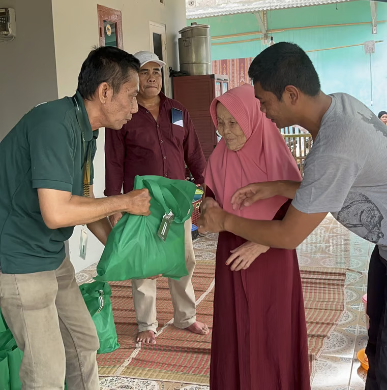 sajiva residence salurkan bantuan sembako untuk warga terdampak pergeseran tanah di sukamakmur