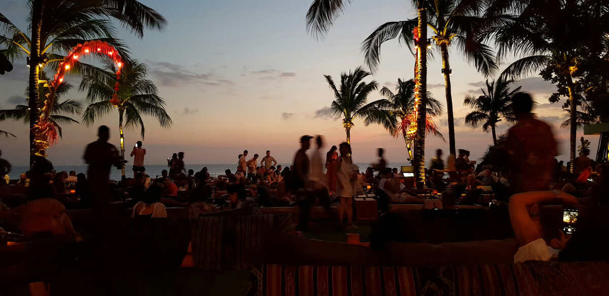 anatomi kuliner seminyak polarisasi tiga stratum ekonomi dalam satu koridor jalan