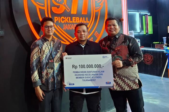 bri insurance serahkan santunan klaim personal accident (1)