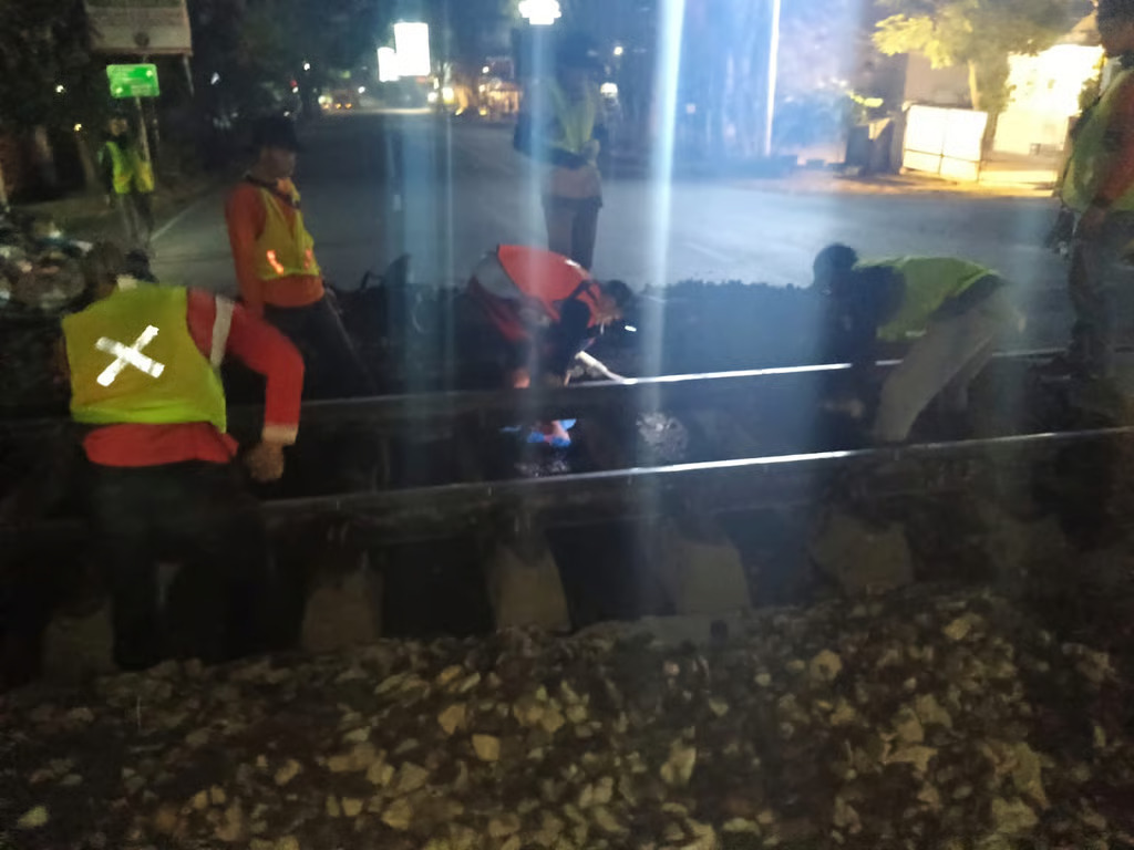 demi keselamatan perjalanan kereta api, kai daop 2 bandung perbaiki geometri perlintasan sebidang di 47 titik