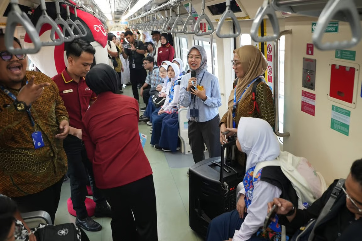 hari anak nasional, lrt jabodebek jadikan transportasi publik sebagai ruang belajar bagi anak penyandang disabilitas