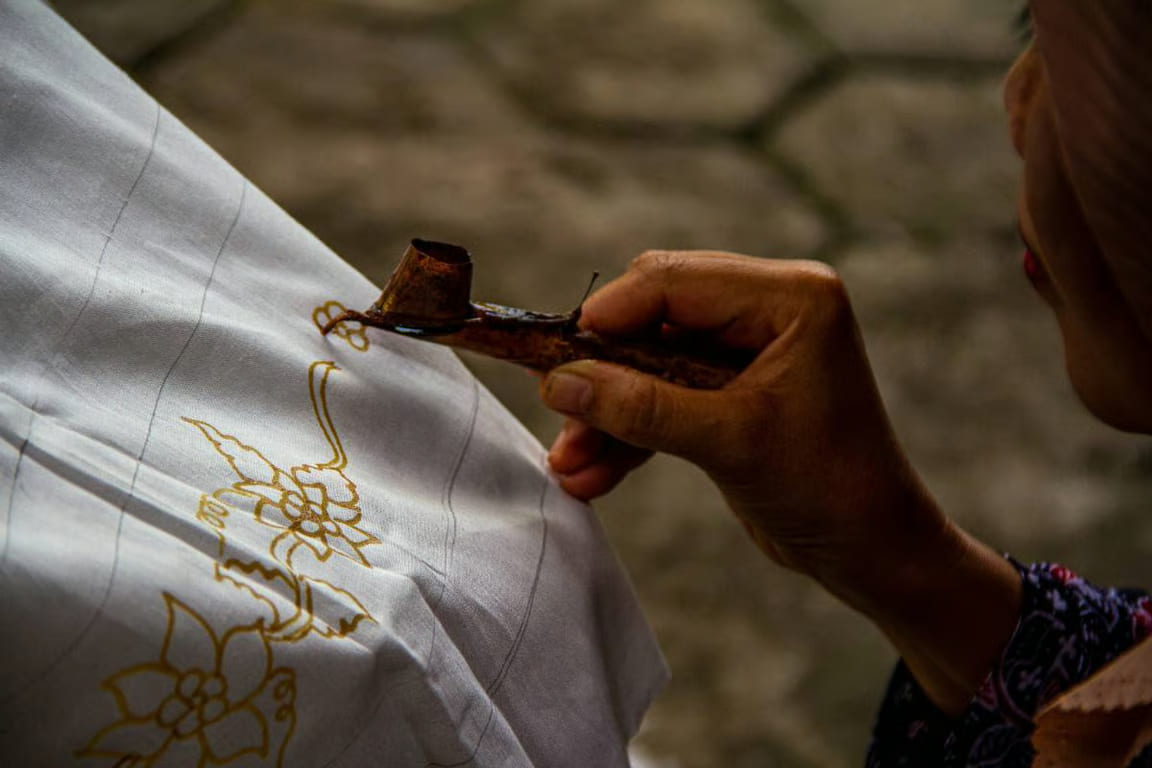 hotel des indes menteng ajak tamu mengenal budaya indonesia lewat lokakarya membatik hotel des indes menteng ajak tamu mengenal budaya indonesia lewat lokakarya membatik