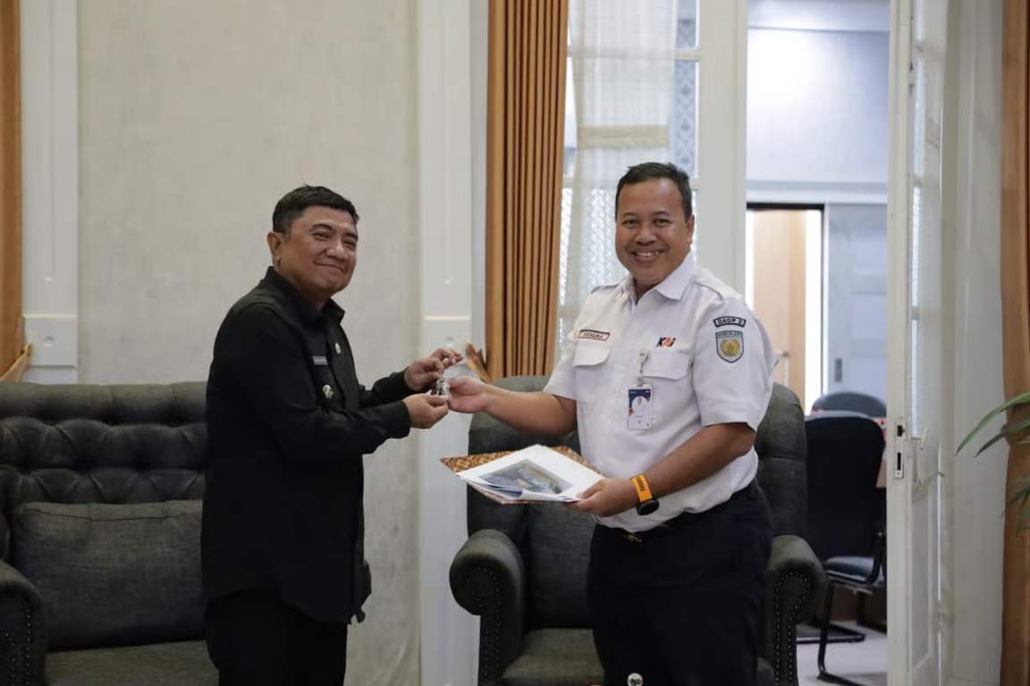 kai daop 2 bandung serahkan gardu jpl 19 kepada pemkab garut