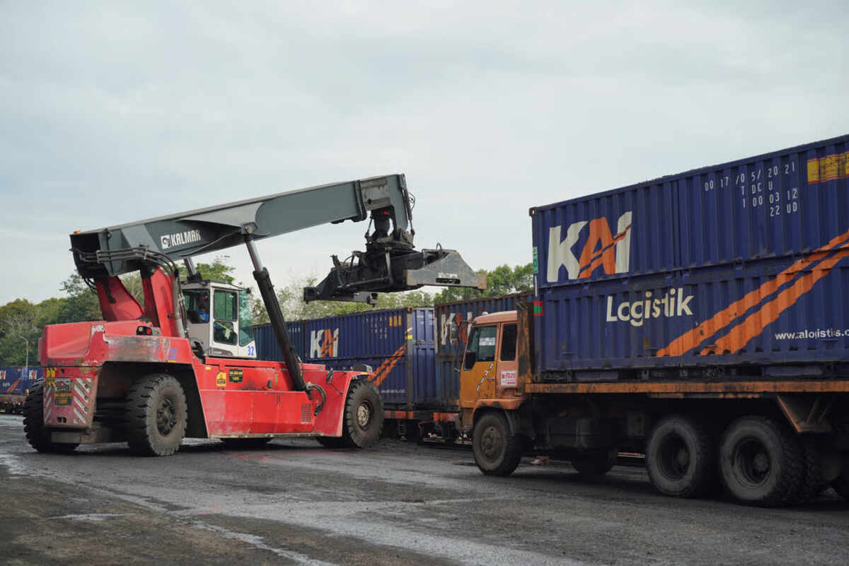 kai logistik kelola 8,7 juta ton angkutan barang sepanjang semester i 2026