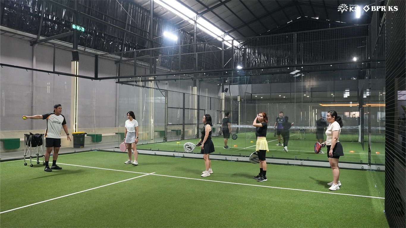 ks padel movement komunitas ks ajak nasabah bpr ks aktif bergerak di lapangan padel
