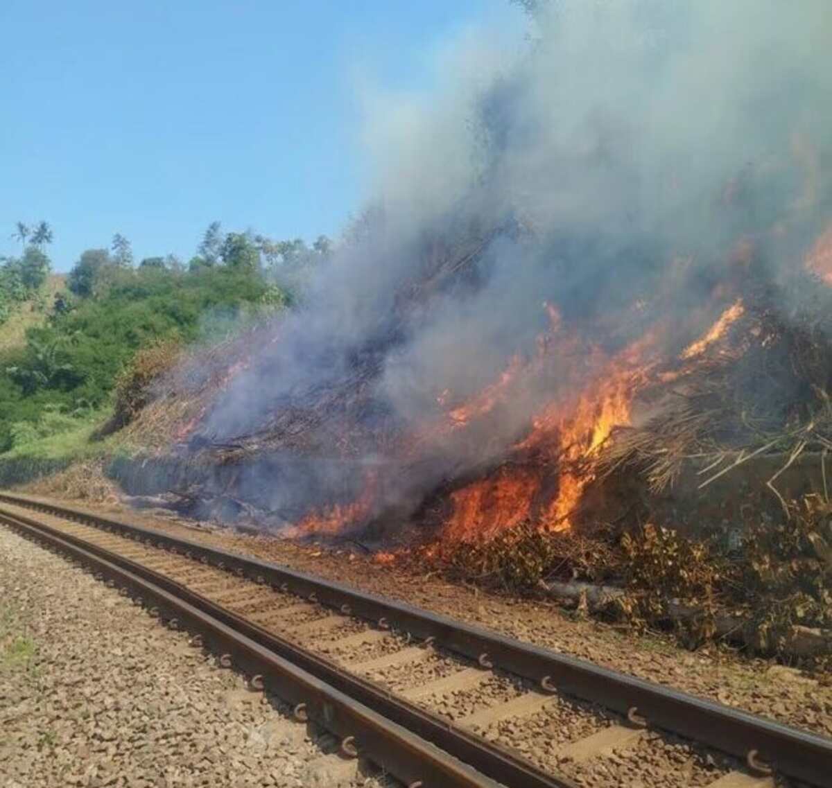 musim kemarau, kai daop 2 bandung himbau tidak bakar sampah di sekitar rel musim kemarau, kai daop 2 bandung himbau tidak bakar sampah di sekitar rel