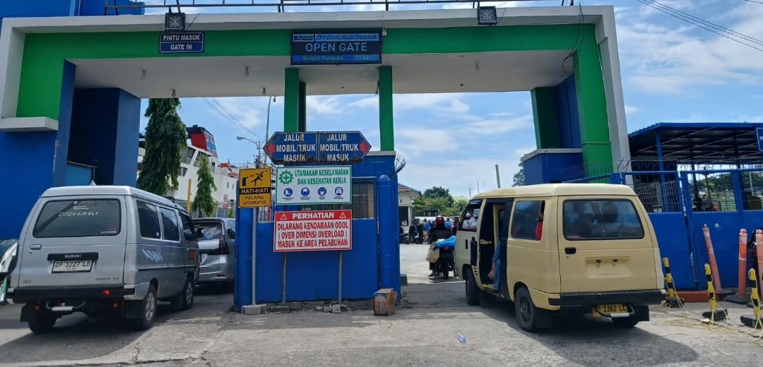 sistem pembayaran nontunai di pintu masuk pelabuhan parepare dapat respons positif