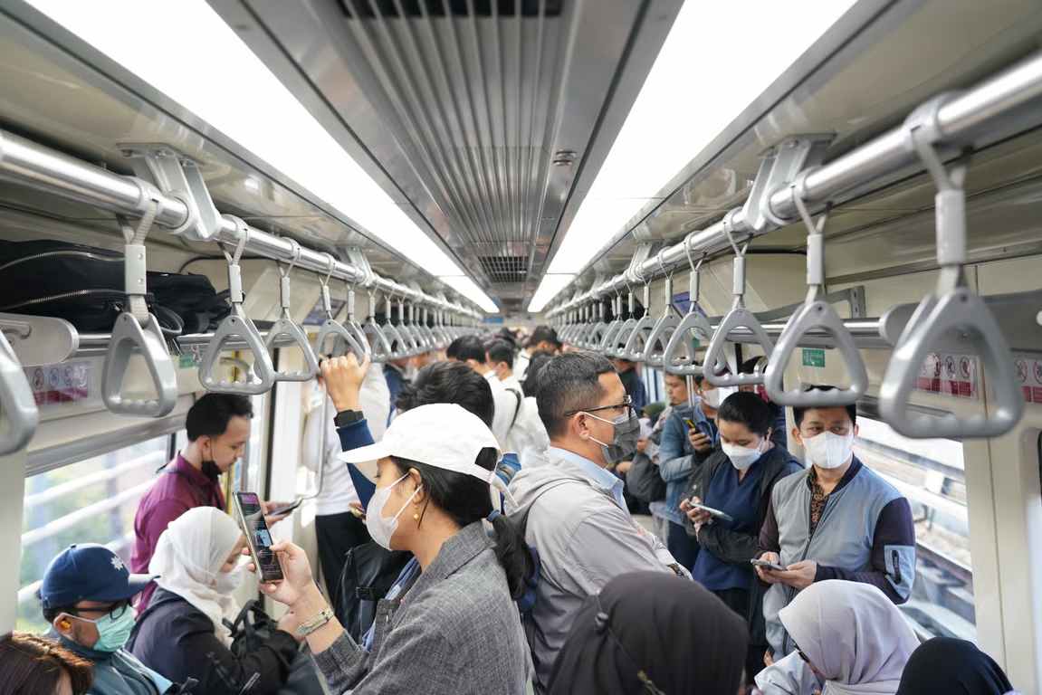 tips menggunakan lrt jabodebek saat jam sibuk