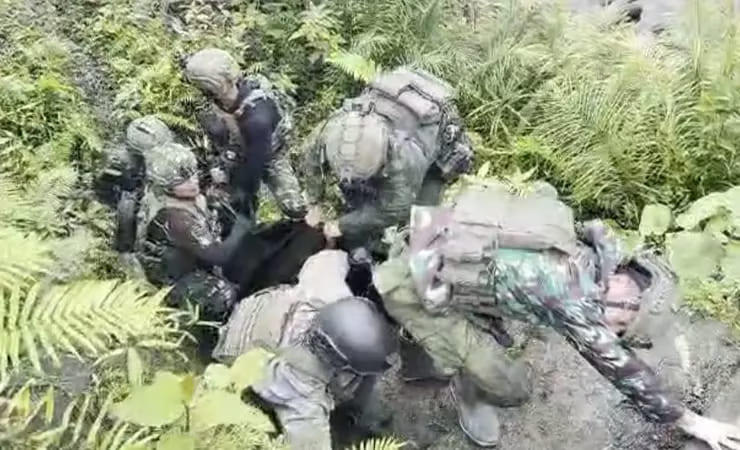 demi pulangkan korban, prajurit tni terobos medan ekstrem dan hadapi hujan peluru opm di yahukimo