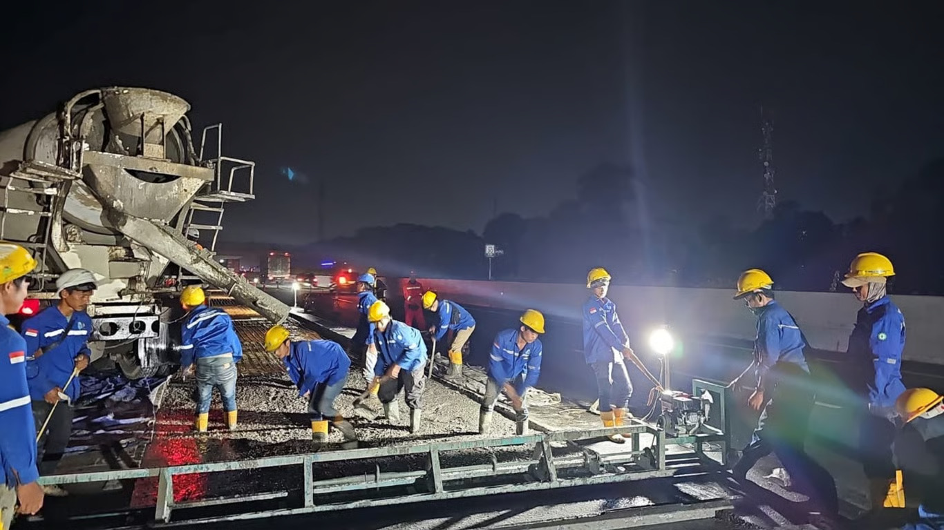 dukung keamanan dan kenyamanan pengguna jalan, pt jasamarga tollroad maintenance laksanakan pekerjaan preservasi di ruas jalan tol jagorawi