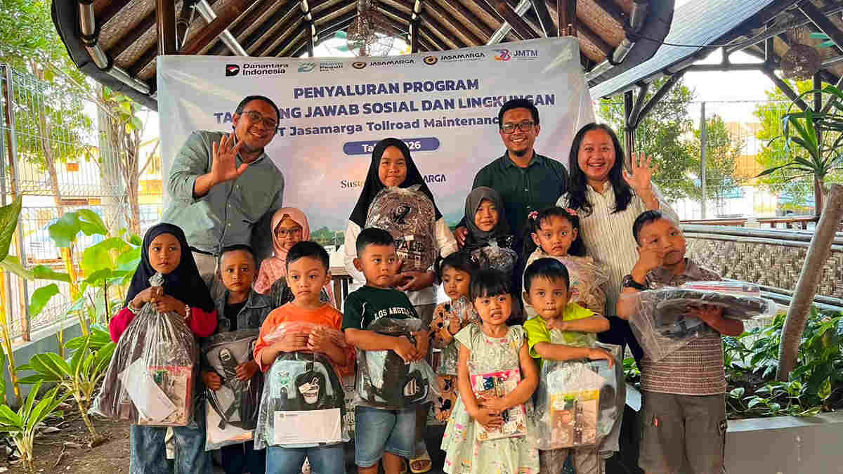 dukung pendidikan anak tenaga kerja operasional, pt jasamarga tollroad maintenance salurkan bantuan peralatan sekolah sambut hut ke 38