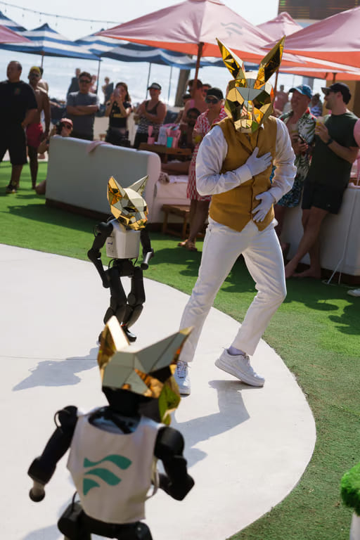 finns beach club dan botshift hadirkan robot humanoid di beach club