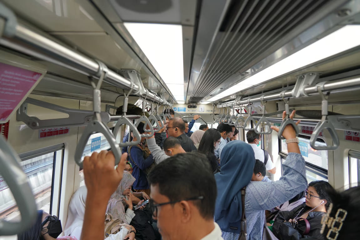 jelang tiga tahun beroperasi, lrt jabodebek cetak rekor 3 juta pengguna dalam sebulan