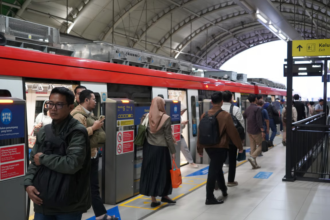 kai mohon maaf atas gangguan perjalanan lrt jabodebek, saat ini kembali normal