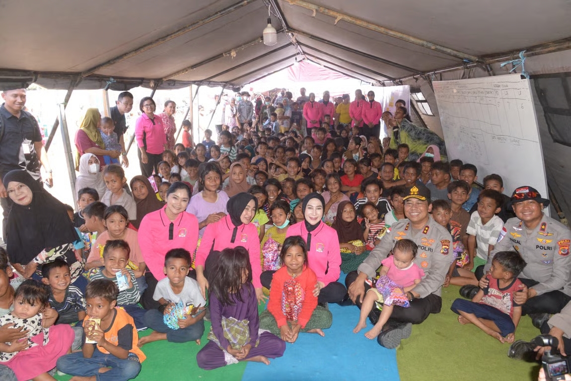kapolda ntt dan ketua bhayangkari hadir untuk warga sikka dari trauma healing hingga bantuan bayi d