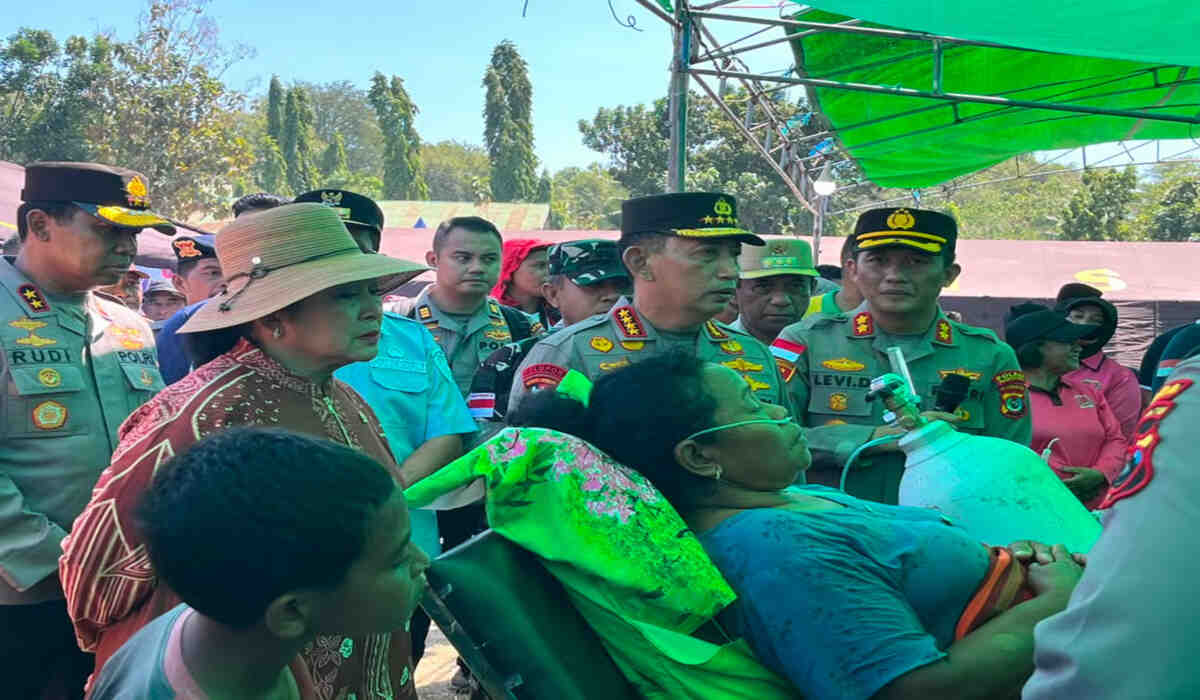 kapolri bersama ketua komisi iv dpr ri, didampingi kapolda ntt, tinjau pengungsi gempa di reo, serahkan 2.000 paket sembako kapolri bersama ketua komisi iv dpr ri, didampingi kapolda ntt, tinjau pengungsi gempa di reo, serahkan 2.000 paket sembako