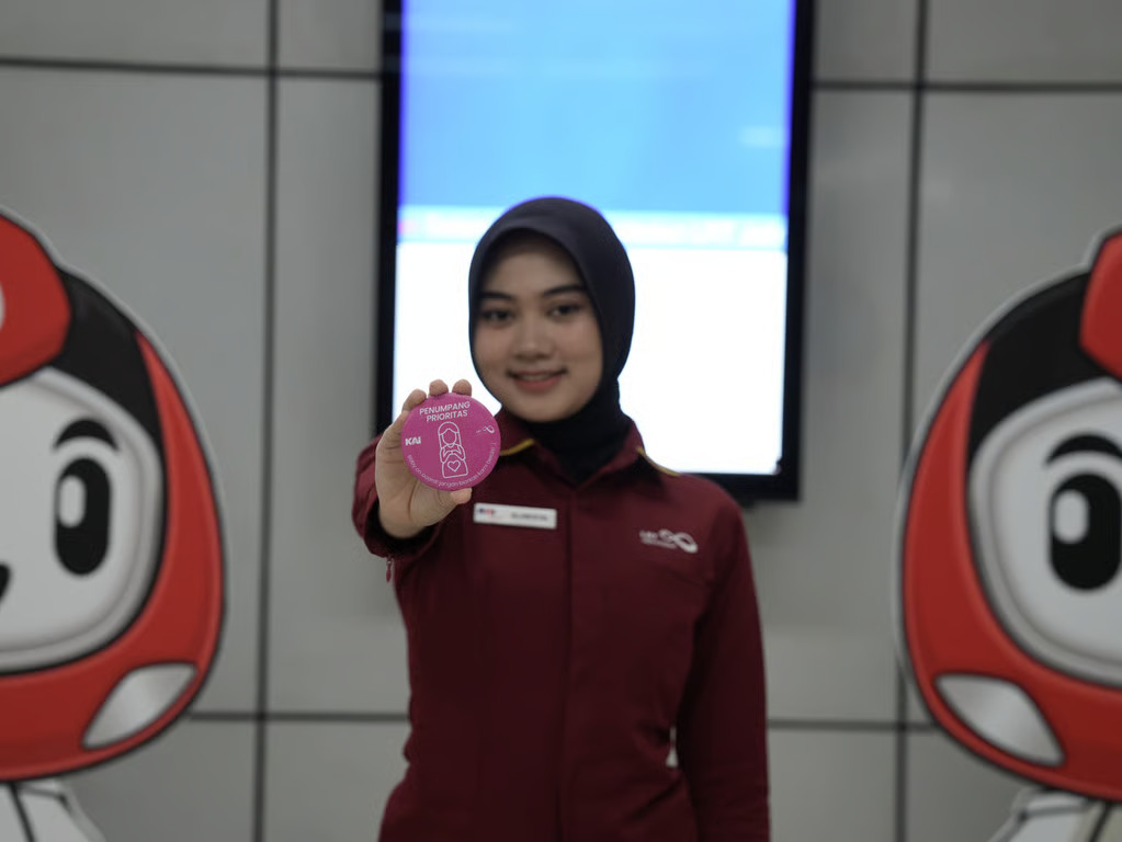 lihat pin prioritas, berikan kursi dan bantuan saat dibutuhkan lihat pin prioritas, berikan kursi dan bantuan saat dibutuhkan