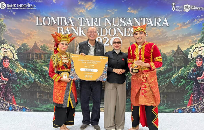 melky soekirman dan mutiara aulia syahida dari bri region 6 raih juara 3 lomba tari nusantara 2026 bank indonesia (1)