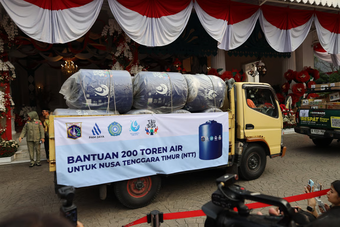 pam jaya salurkan 200 toren air untuk warga terdampak gempa ntt, wujud solidaritas dari jakarta pam jaya salurkan 200 toren air untuk warga terdampak gempa ntt, wujud solidaritas dari jakarta