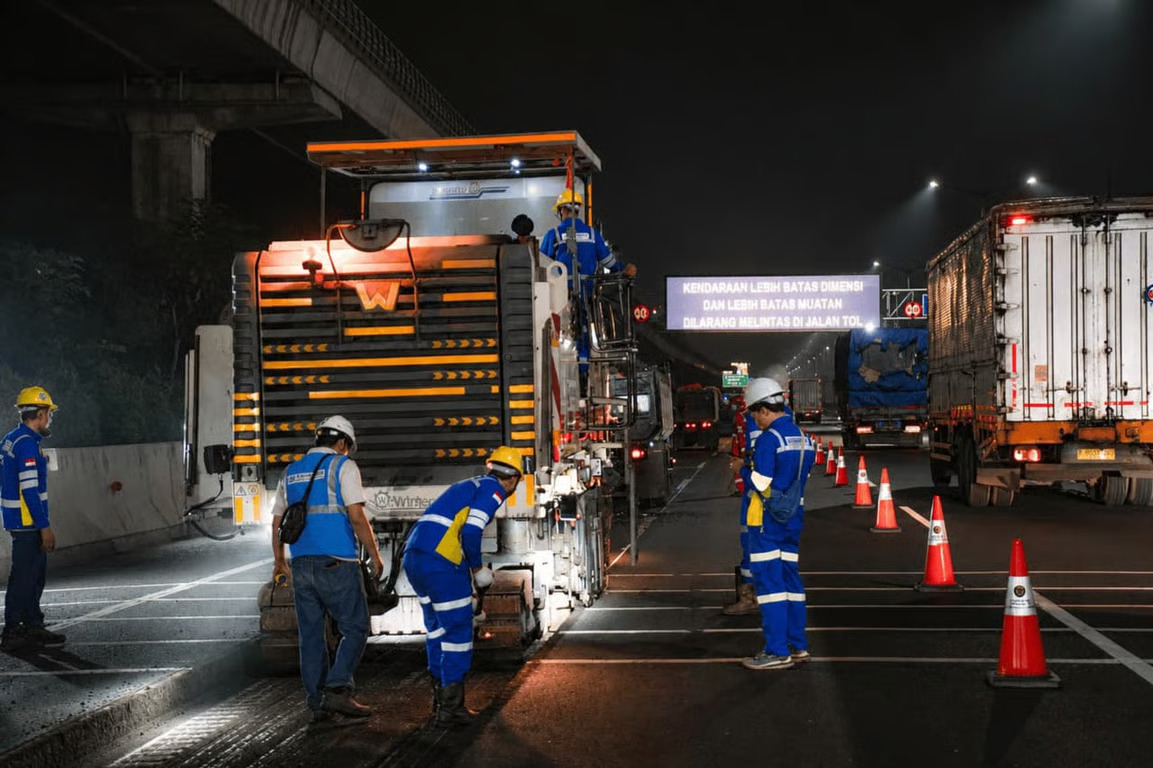pekerjaan preservasi jalan tol terus dilakukan, jasa marga berkomitmen untuk pastikan keamanan dan keselamatan perjalanan