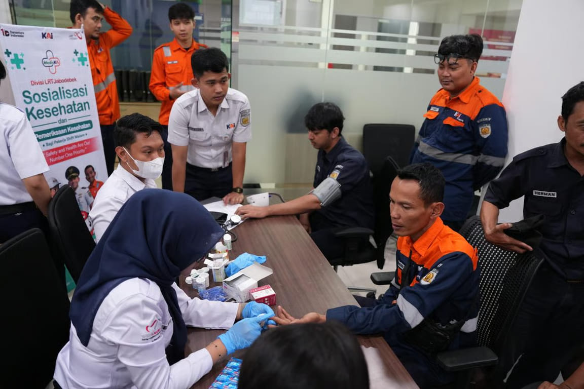 perawatan lrt jabodebek berlangsung saat malam, tim kesehatan jaga kondisi petugas