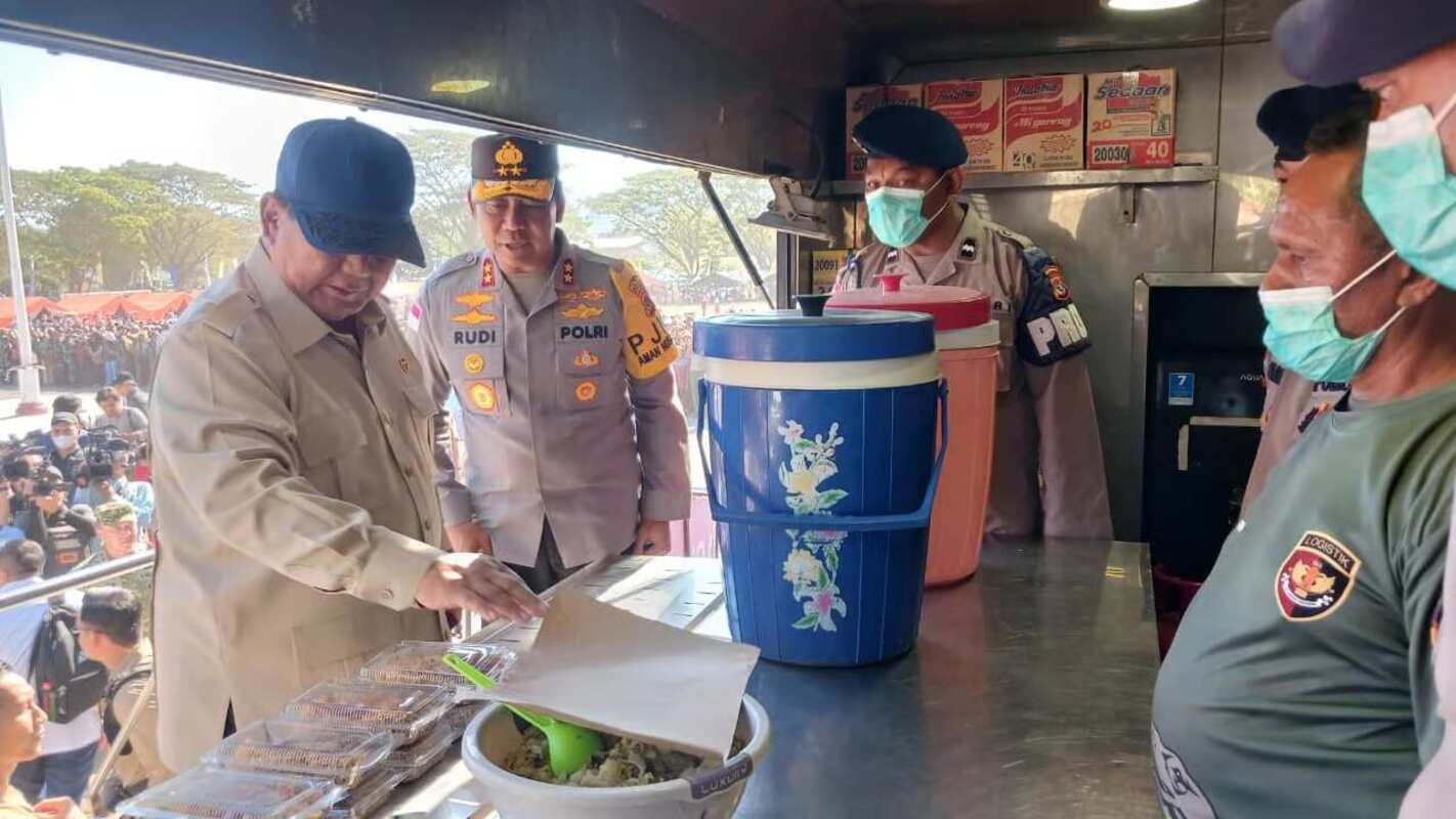 prabowo bersama kapolri dan kapolda ntt cek bantuan pengungsi nagekeo prabowo bersama kapolri dan kapolda ntt cek bantuan pengungsi nagekeo