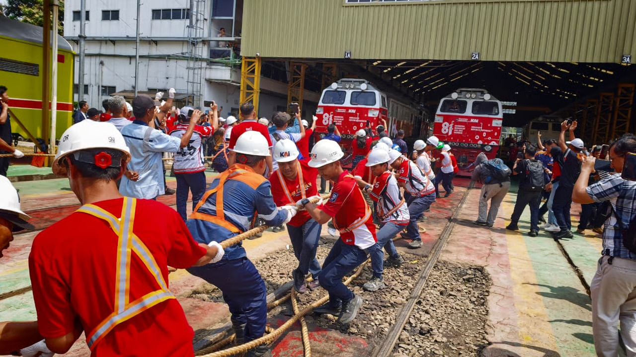 semangat hut kemerdekaan ri ke 81, insan kai daop 2 bandung perkuat kekompakan dan komitmen hadirkan perjalanan ka aman, nyaman, dan tepat waktu semangat hut kemerdekaan ri ke 81, insan kai daop 2 bandung perkuat kekompakan dan komitmen hadirkan perjalanan ka aman, nyaman, dan tepat waktu