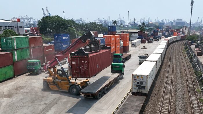 angkutan peti kemas kai logistik (1) angkutan peti kemas kai logistik (1)