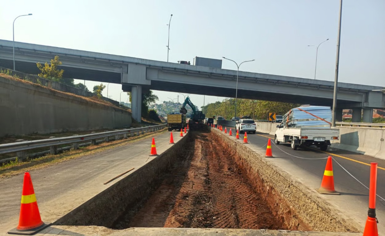 dukung kelancaran dan kenyamanan pengguna jalan, pt jasamarga tollroad maintenance lakukan rekonstruksi perkerasan di ruas tol semarang