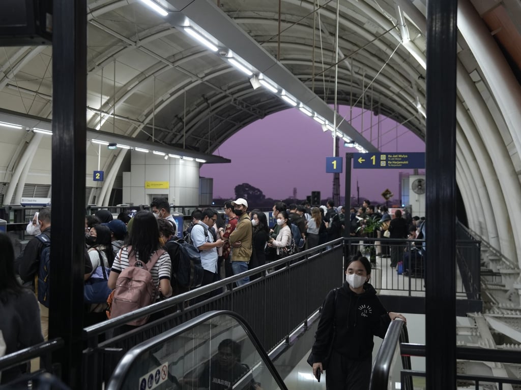dari berangkat kerja hingga aktivitas akhir pekan, lrt jabodebek jadi pilihan masyarakat