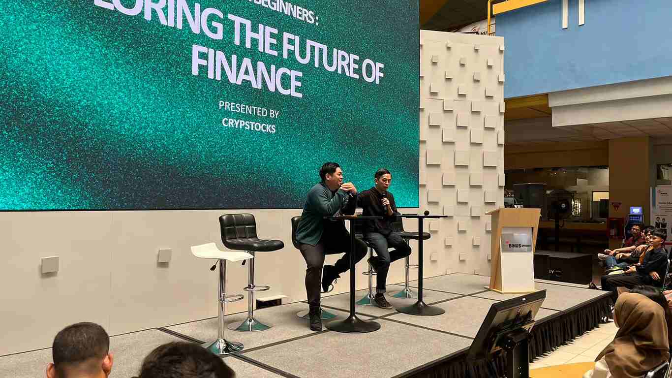 founder crypstock, andy lynn, bersama ceo & founder floq, yudhono rawis, dalam fireside session “crypto for beginners exploring the future of finance” di binus crypto week 2026