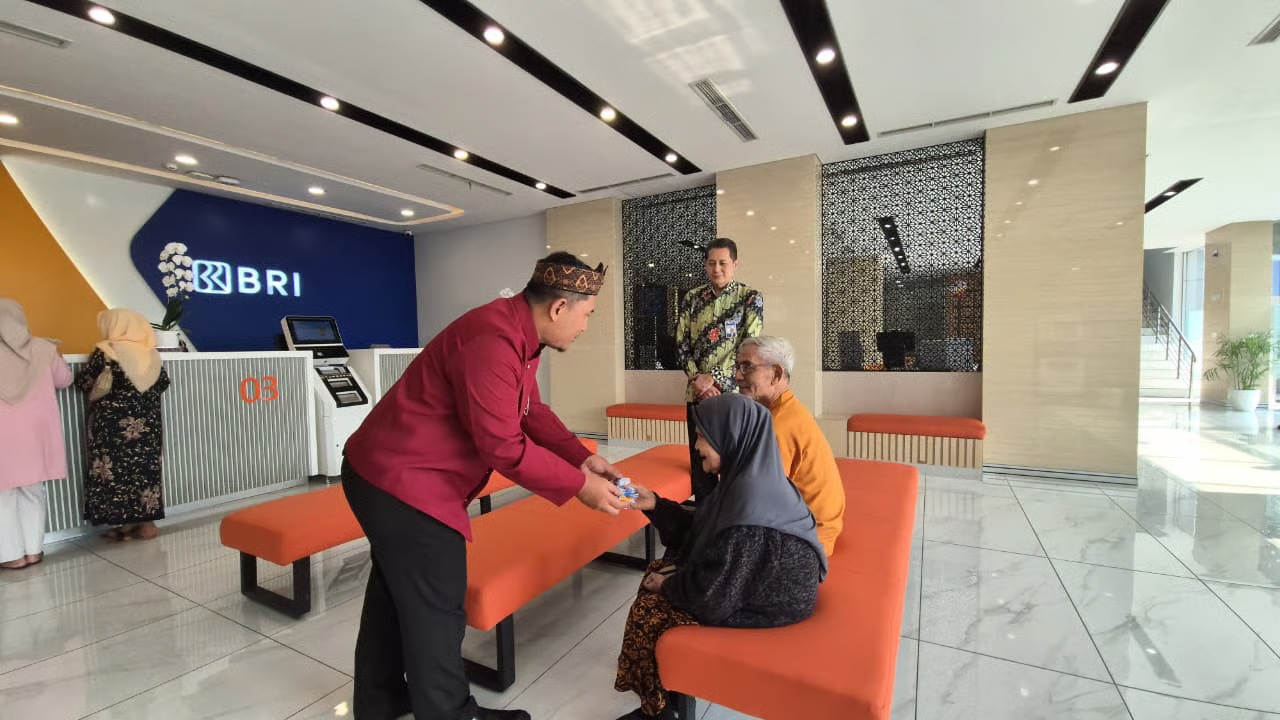 hangat dan berbudaya, bri bo otista sambut nasabah di hari pelanggan nasional