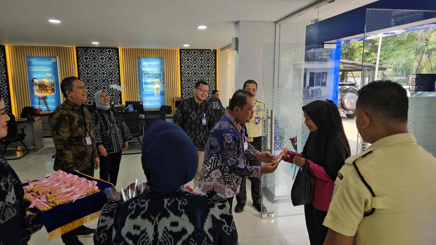 hari pelanggan nasional, bri bo kemayoran sambut nasabah dengan hangat