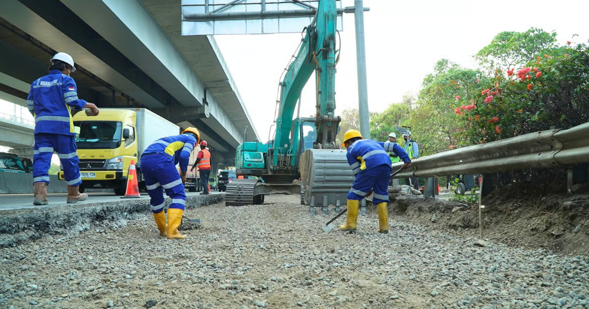 jaga kualitas jalan dan keselamatan pengguna, jmtm laksanakan preservasi di sejumlah titik tol jakarta–cikampek