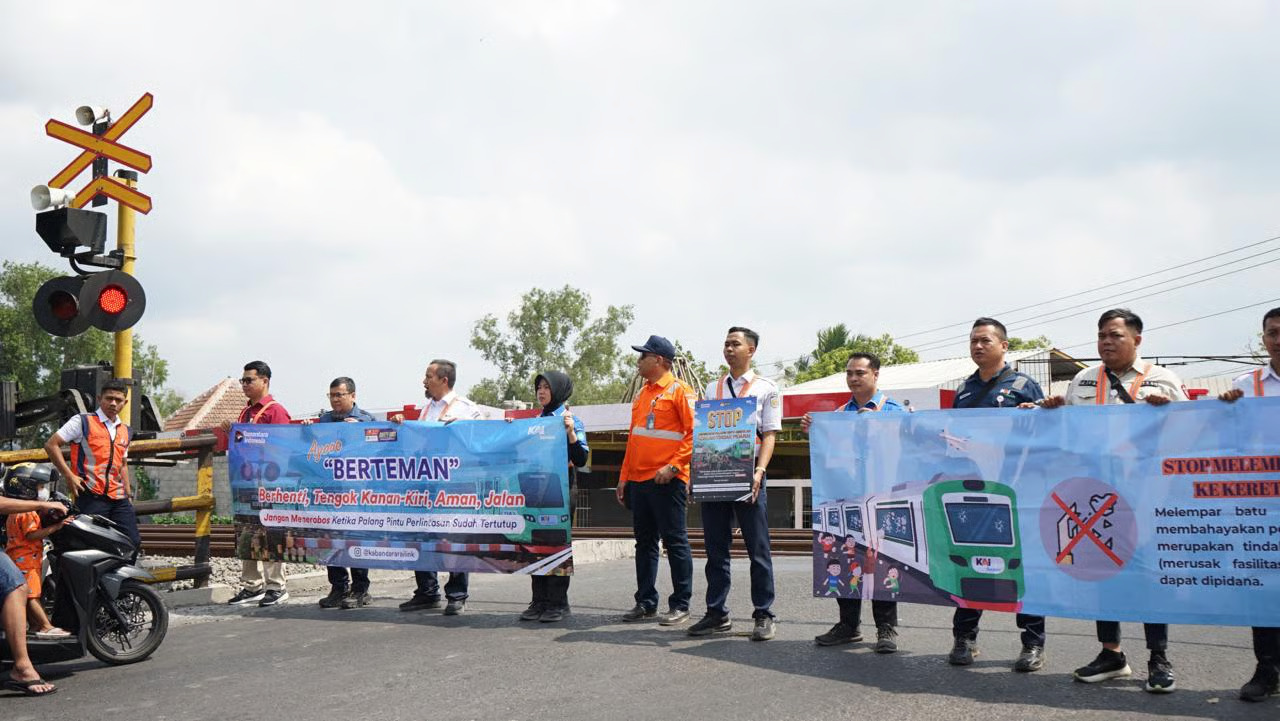 kai bandara sosialisasikan keselamatan perjalanan kereta api di perlintasan sebidang wates