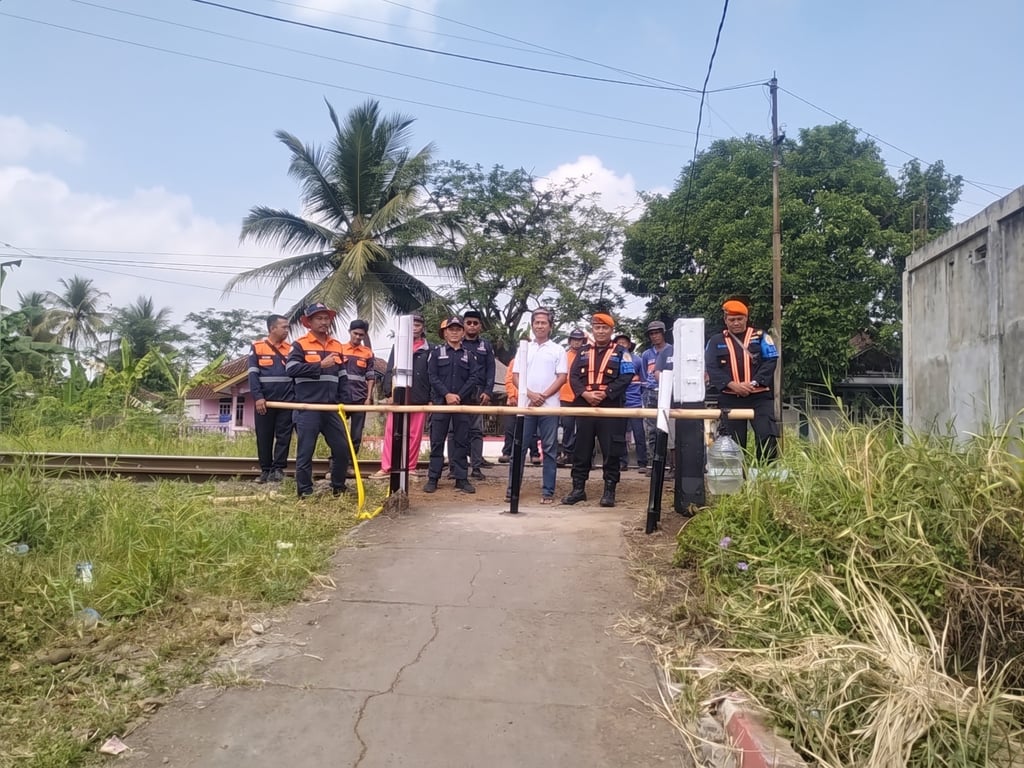 keselamatan jadi prioritas, kai daop 2 bandung tutup perlintasan sebidang rawan dan bangun palang pintu di sejumlah lokasi keselamatan jadi prioritas, kai daop 2 bandung tutup perlintasan sebidang rawan dan bangun palang pintu di sejumlah lokasi